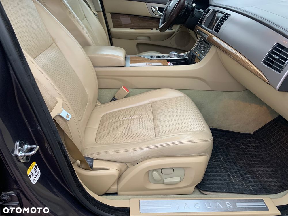 Jaguar XF 2.7 V6 Premium Luxury - 34
