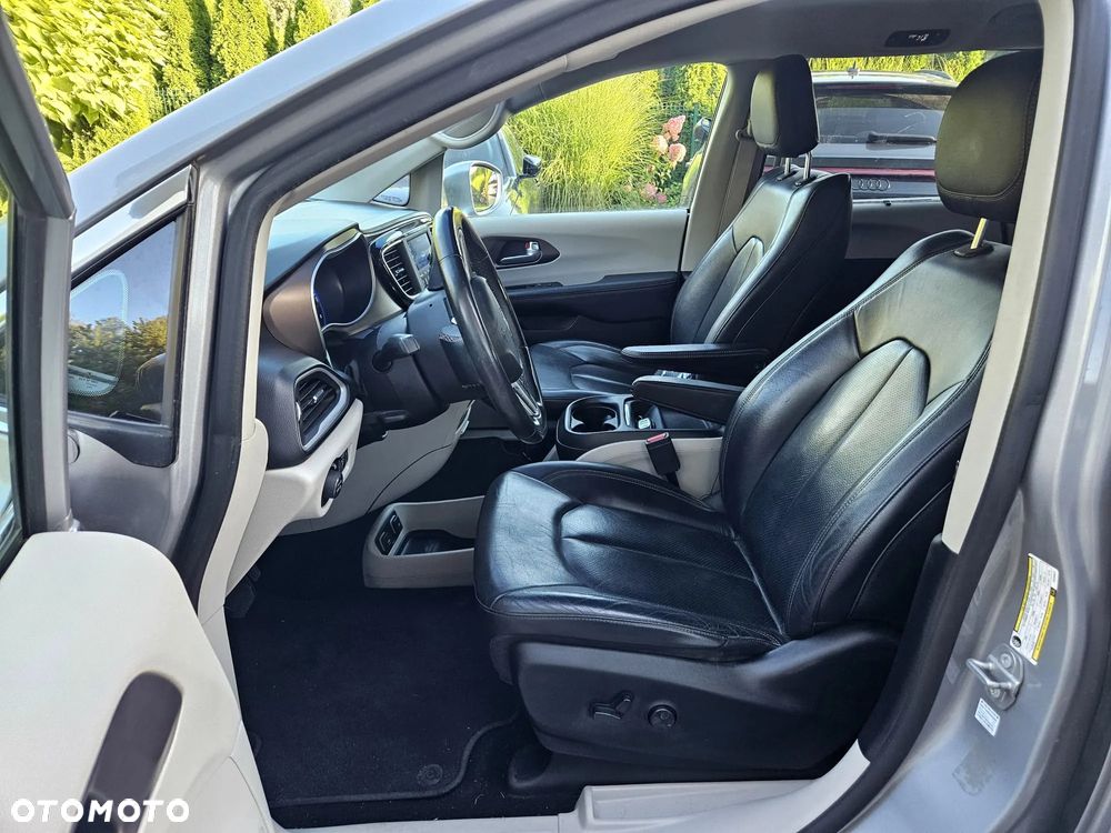 Chrysler Pacifica - 10