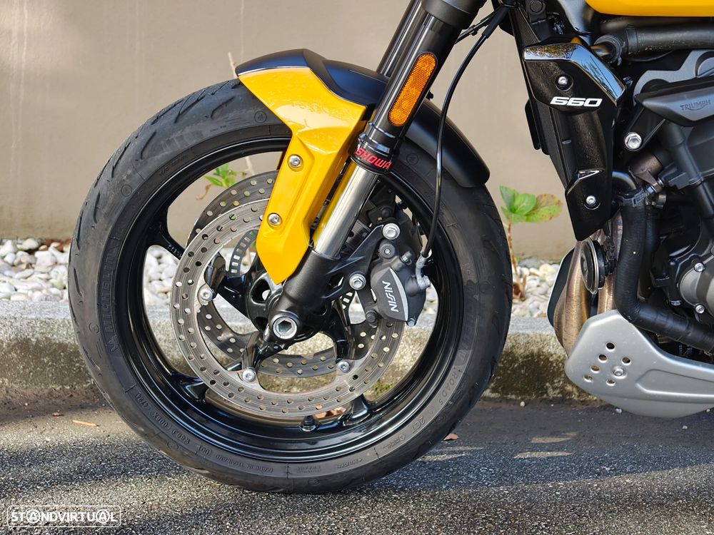 Triumph Trident 660 Cosmic Yellow - 11