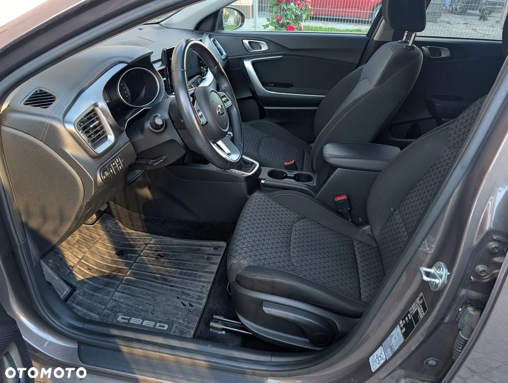 Kia Ceed - 8