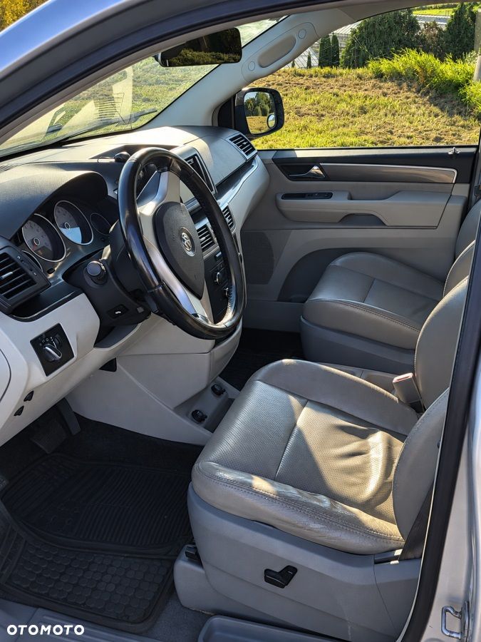 Volkswagen Routan - 9