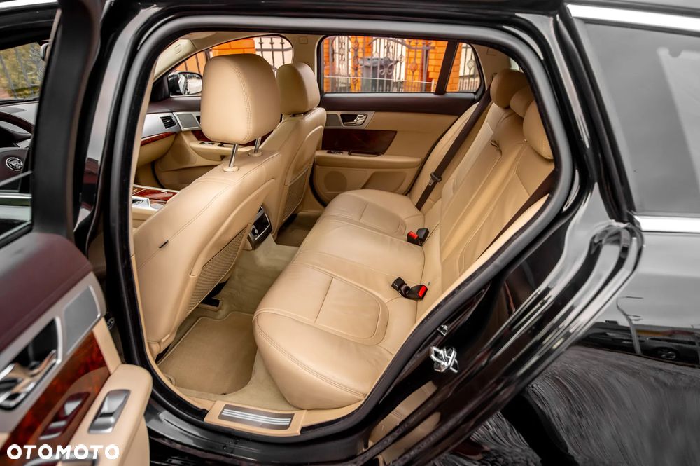 Jaguar XF 3.0 V6 S - 19