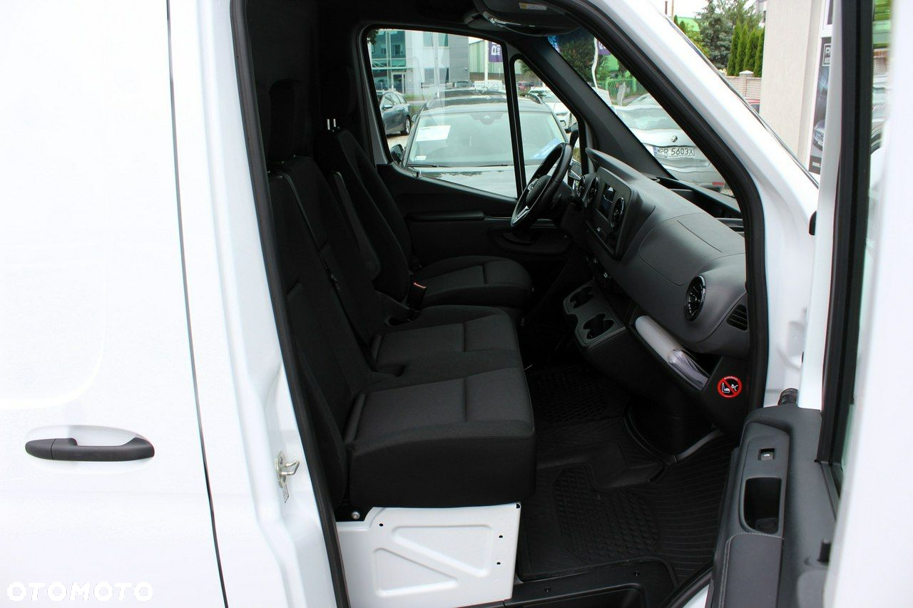 Mercedes-Benz Sprinter - 12