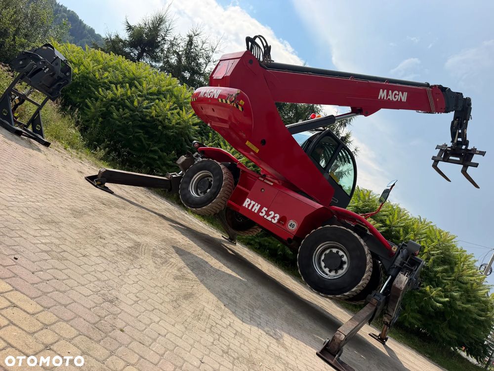 Magni RTH 5.23 SH-D/C Ładowarka teleskopowa Obrotowa roto 23 metry wysuw. 5 ton Udźwig. Wciagarka Hydrauliczna 5 ton. Pilot zdalnie sterowana. DEUTZ Silnik 145 KM. Jak Nowa Z Norwegii 2019 rok. 3200 mtg. Serwisy DEKRA TUV aktualne. Full Wypas. Klima stabilizatory 2 osie. Pilot. Maszyna z Norweskiej Upadłośći. Stan maszyny nie różni się od nowej z Salonu! Zero luzów na wszystkich siłownikach i podzespołach. ani deka wycieków. OKAZJA. Pełna Dokumentacja - 7