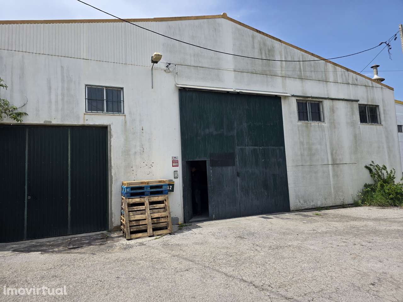 Armazém de 500m² com escritórios e estacionamento - Grande imagem: 2/6
