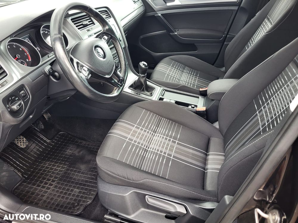 Volkswagen Golf - 6