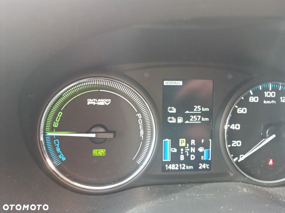Mitsubishi Outlander Instyle NAVI + - 12