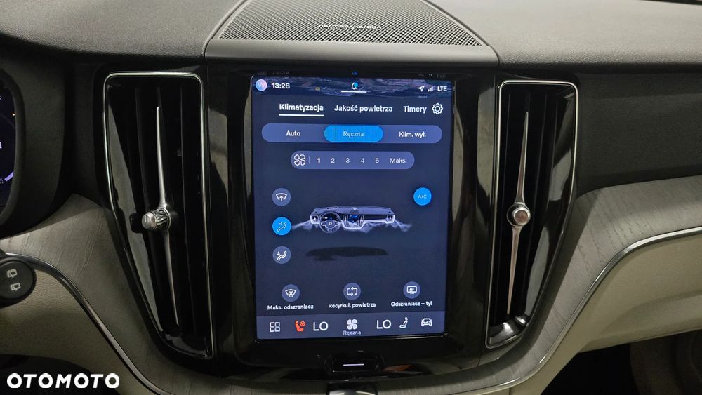 Volvo XC 60 B4 D Plus Dark - 23