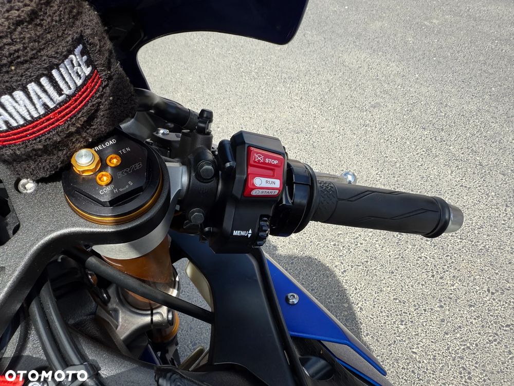 Yamaha R1 - 12