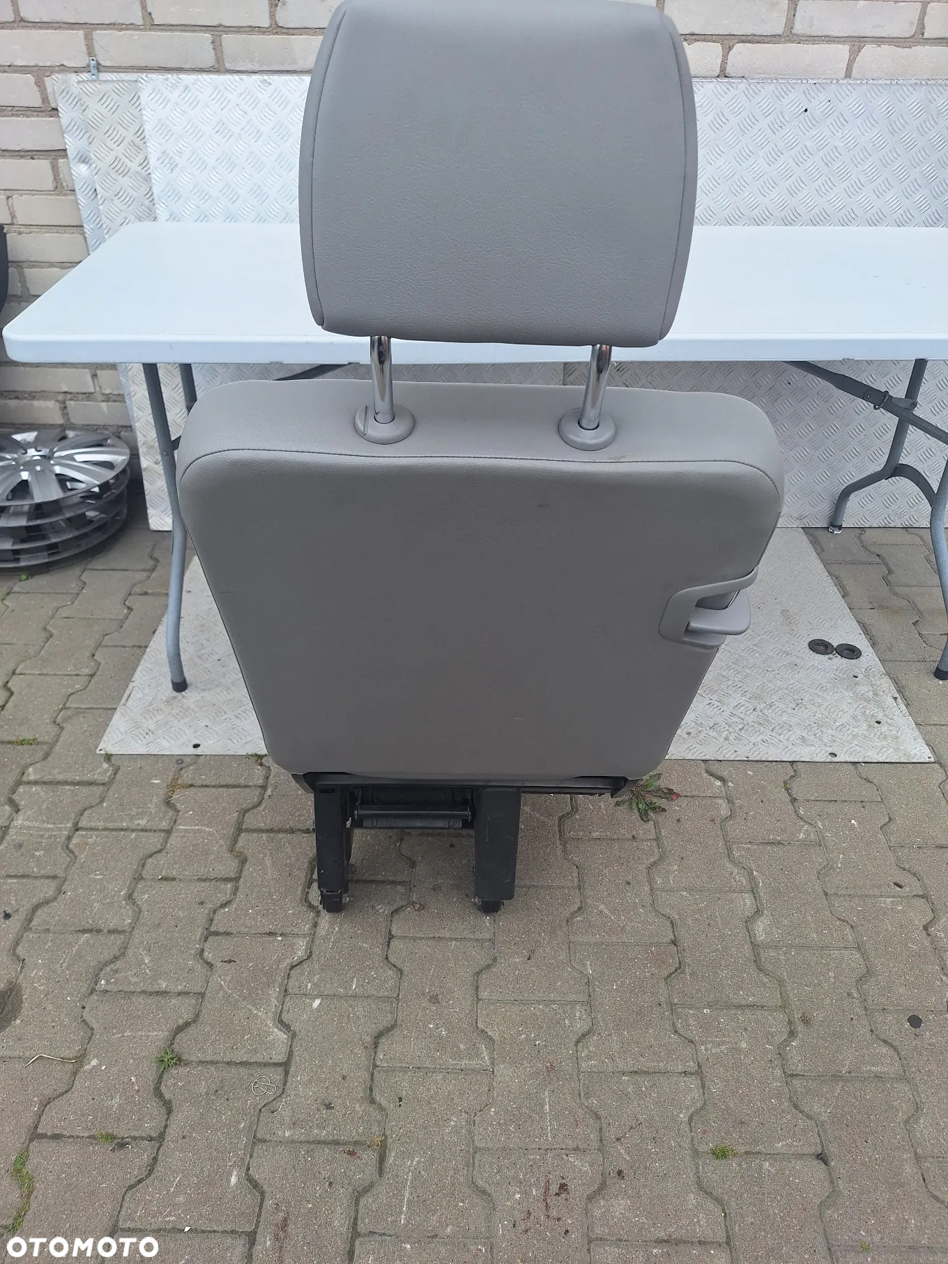 FOTEL KOZIOŁEK PRAWY KANAPA 2 RZĄD  - VW TRANSPORTER T5 LIFT CARAVELLE - 2