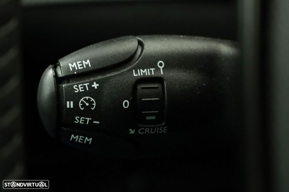 Peugeot 2008 1.2 PureTech Allure - 18