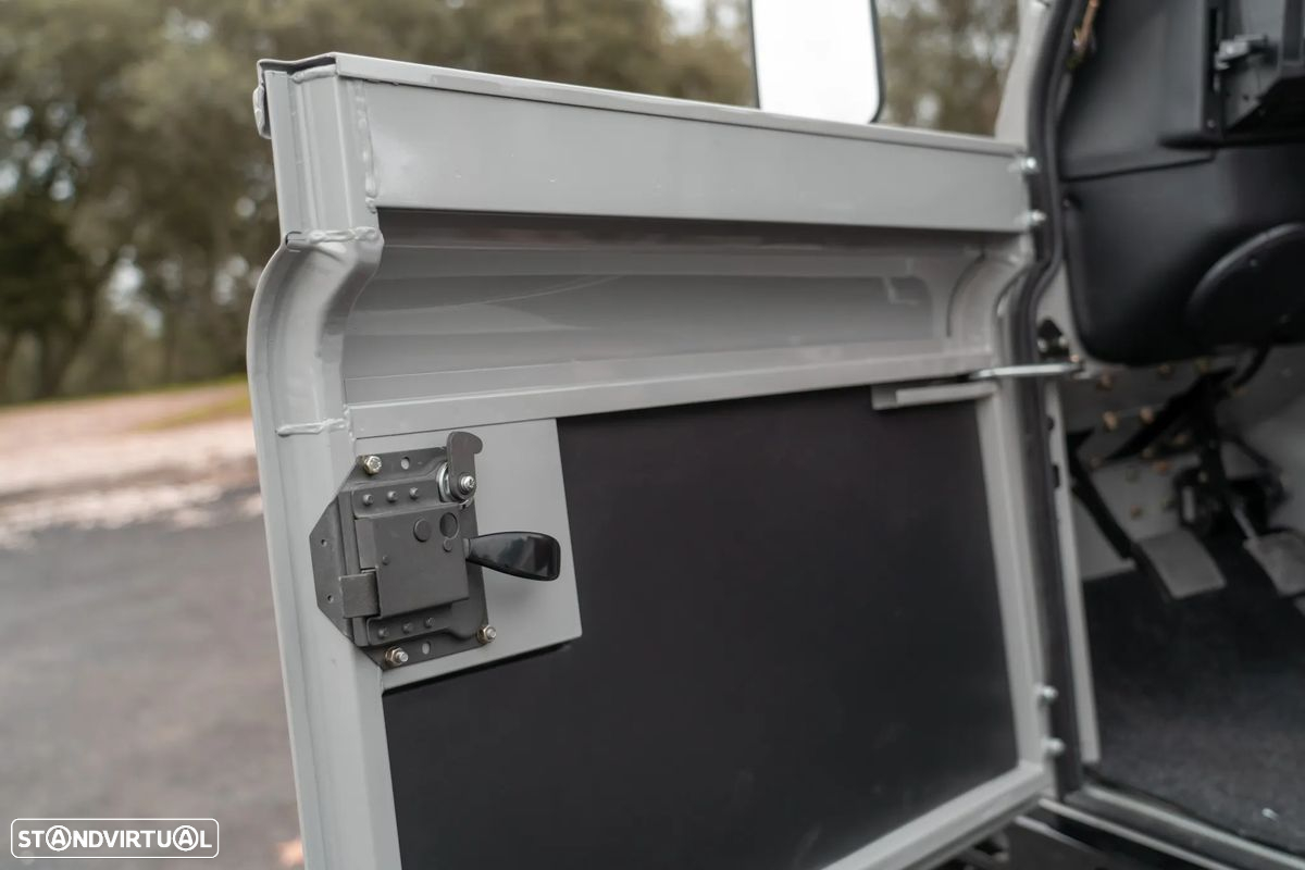 Land Rover Defender - 23