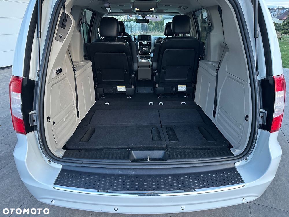 Chrysler Town & Country 3.6 Limited - 21