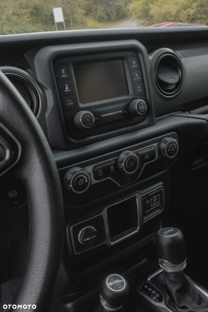 Jeep Wrangler - 12