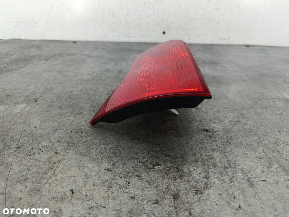 LAMPA TYLNA PRAWA W KLAPE AUDI A4 B7 8E9945094 484502  ZB 2.0 20V - 8