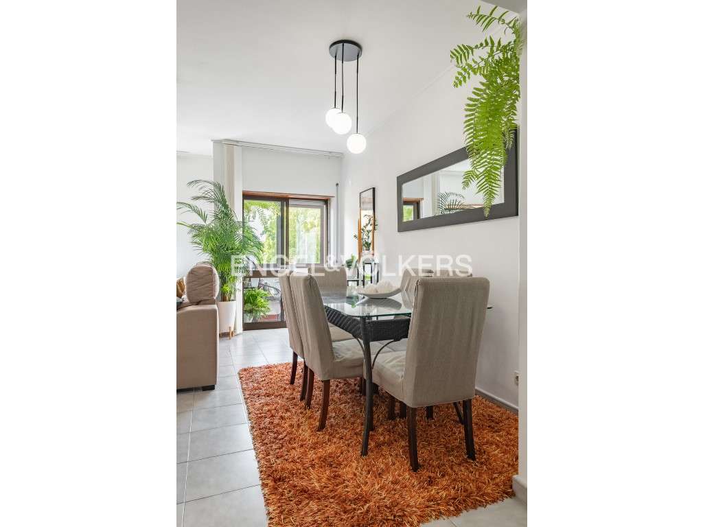 Apartamento remodelado com duas varandas no Pragal - Grande imagem: 3/28