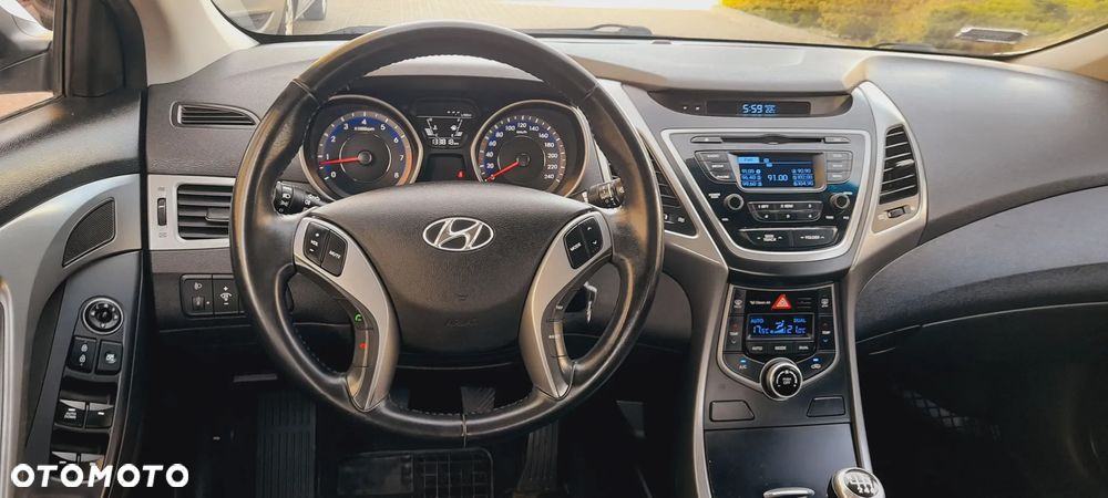 Hyundai Elantra 1.6 Comfort - 12