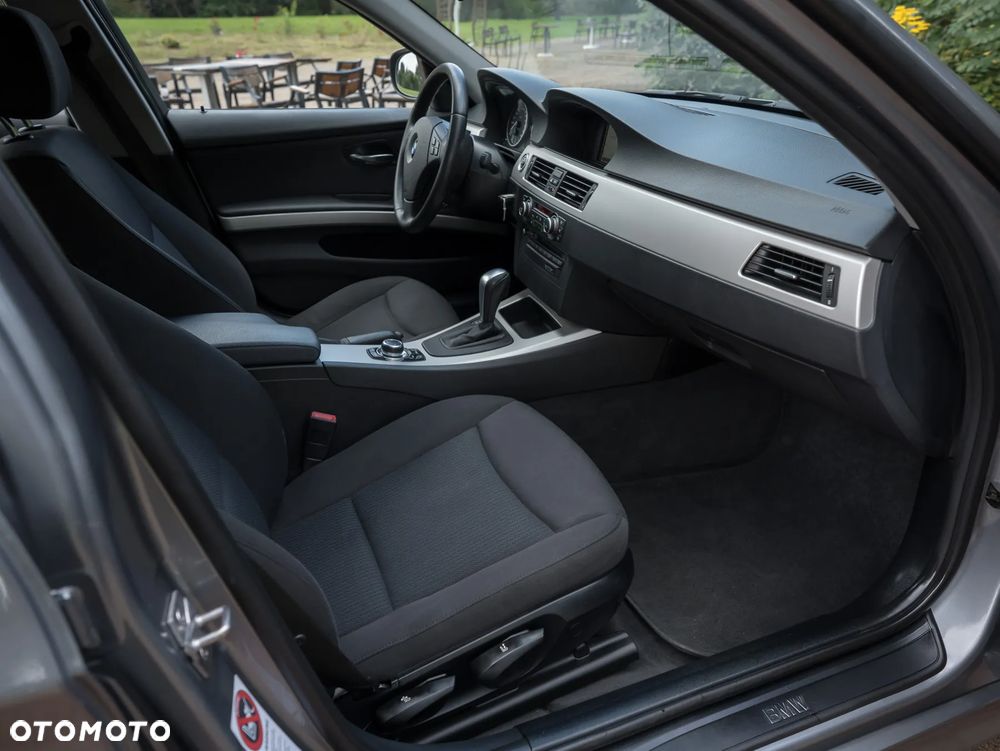 BMW Seria 3 318d DPF Touring - 33