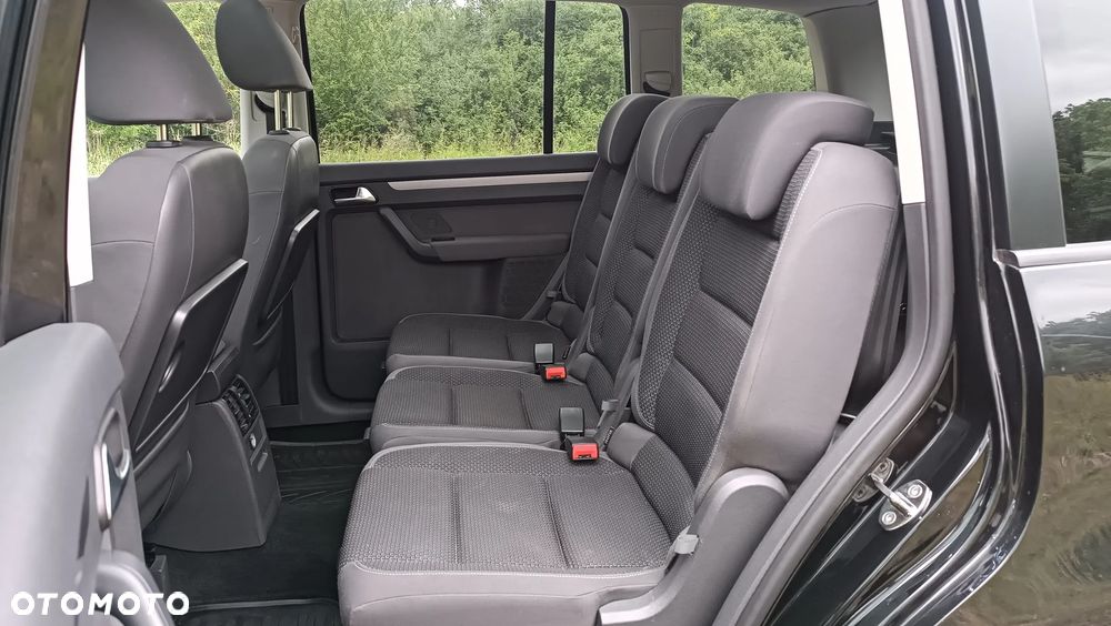 Volkswagen Touran - 12