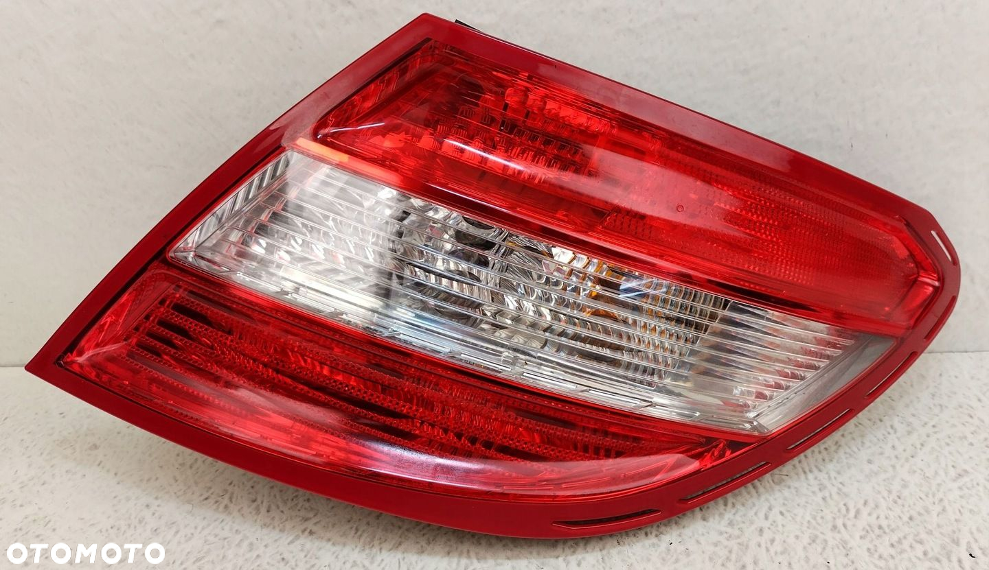 MERCEDES C W204 PRZED LIFT 06-11 PRAWA TYLNA LAMPA W BŁOTNIK A2048200264 - 7