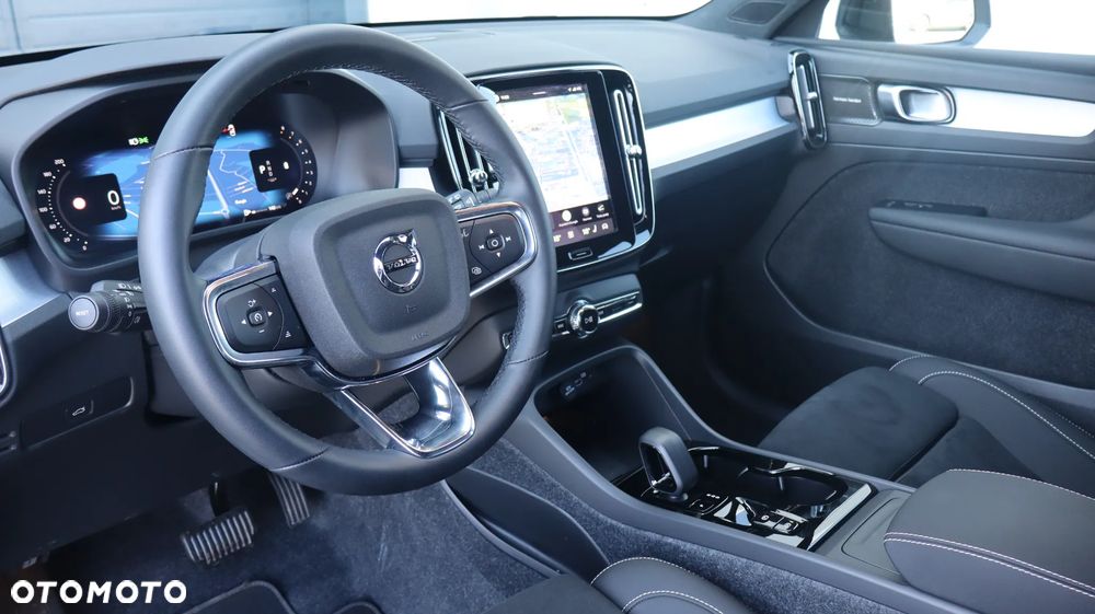 Volvo XC 40 B4 Plus Black Edition - 13