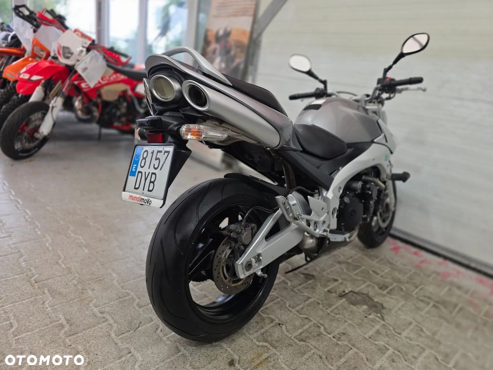 Suzuki GSR - 26