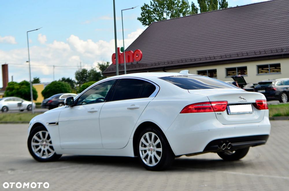 Jaguar XE 2.0 D Prestige - 6