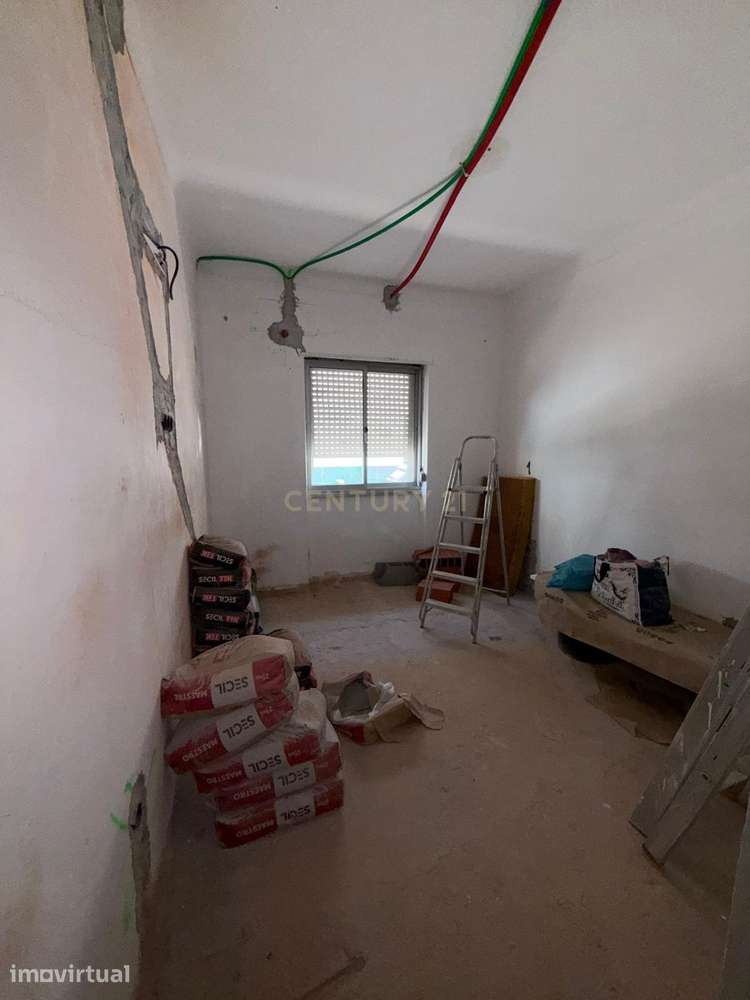 Apartamento Renovado em Barreiro com Terraço e Boa Localização - Grande imagem: 2/14