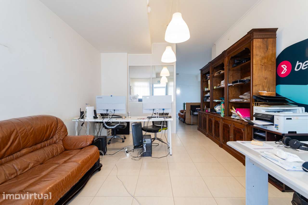 Expanda o Seu Negócio: Escritório Versátil de 137m² em São Domingos de - Grande imagem: 4/28