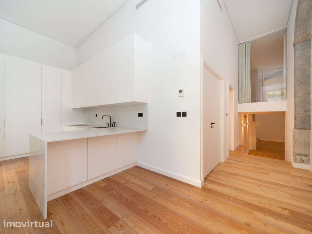 Loft T3 com pé direito duplo e 2 lugares de garagem totalmente recu... - Grande imagem: 4/29