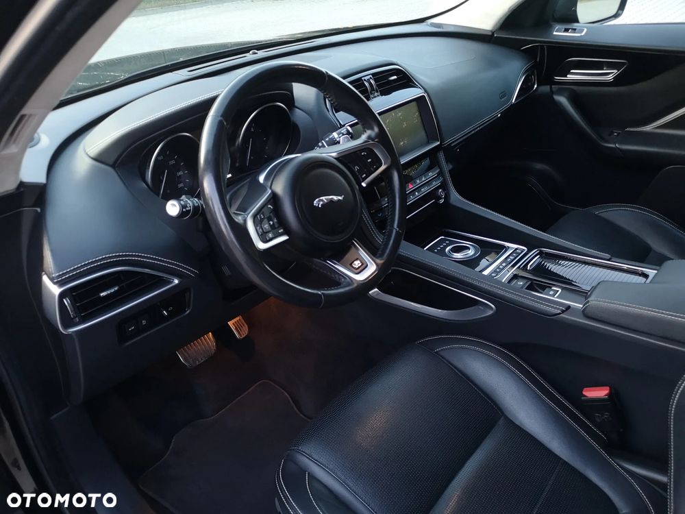 Jaguar F-Pace 20d AWD R-Sport - 34