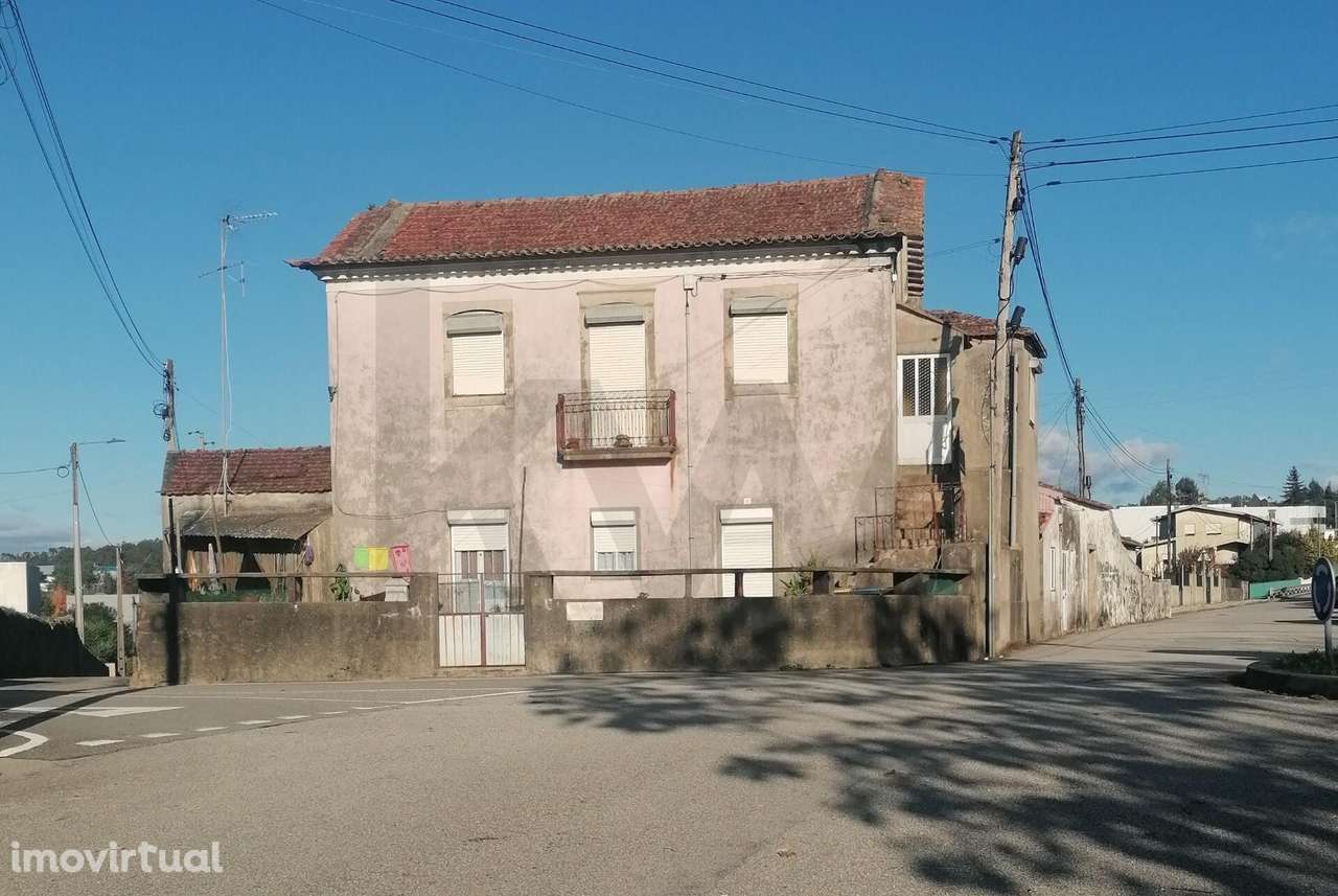 Moradia de 2 andares, com 2 anexos e terreno no alto das Travessas/S. - Grande imagem: 2/8