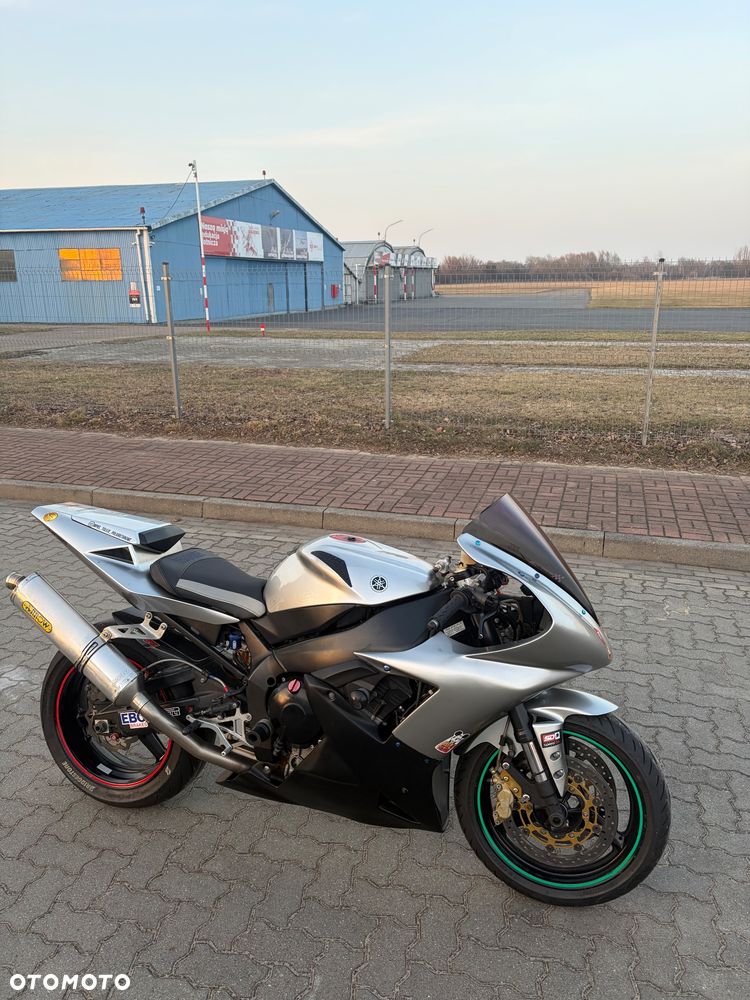 Yamaha R1 - 15