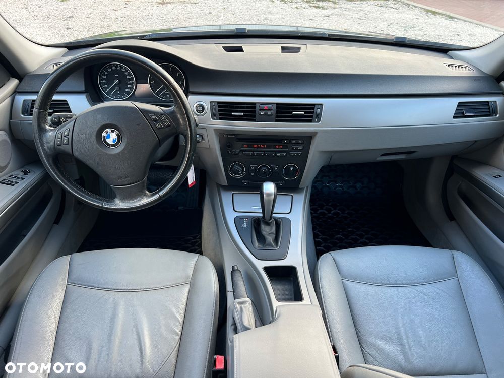 BMW Seria 3 318i Touring - 14