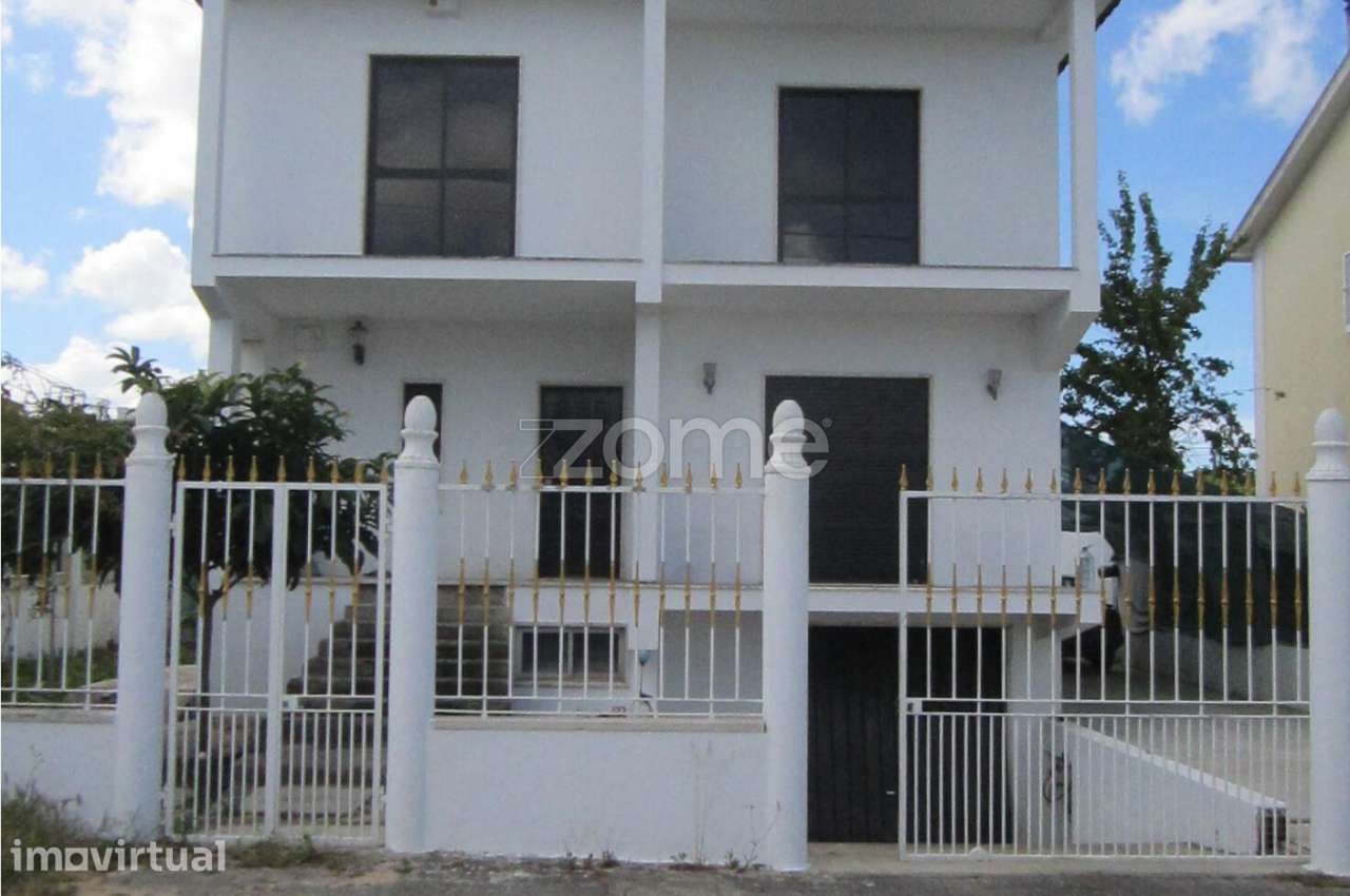 Moradia para Reabilitação com Lote de 420 m² em Fernão Ferro - Grande imagem: 2/23