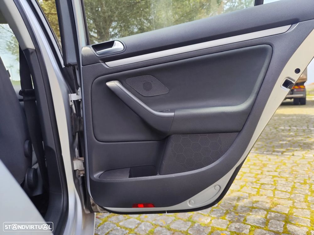 VW Golf 1.9 TDi Confortline DSG - 29