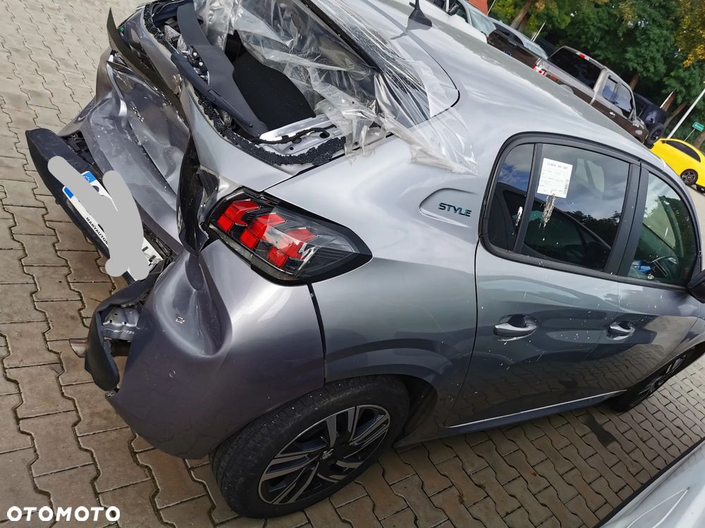 Peugeot 208 - 8