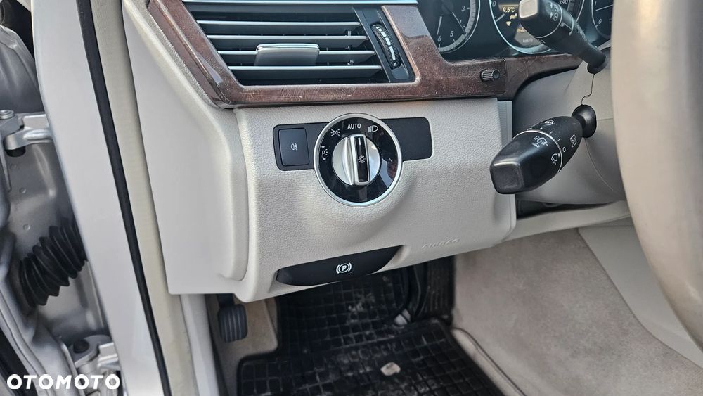 Mercedes-Benz Klasa E 300 CDI DPF BlueEFFICIENCY 7G-TRONIC Elegance - 25