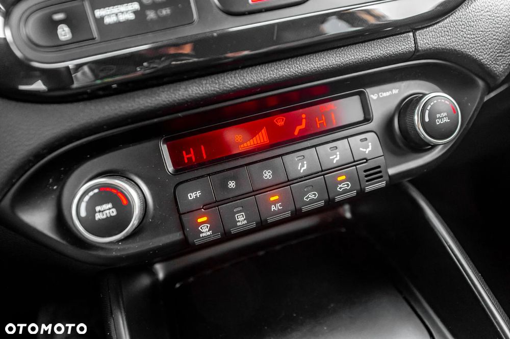 Kia Carens 1.7 CRDi 136 Dream Team Edition - 34