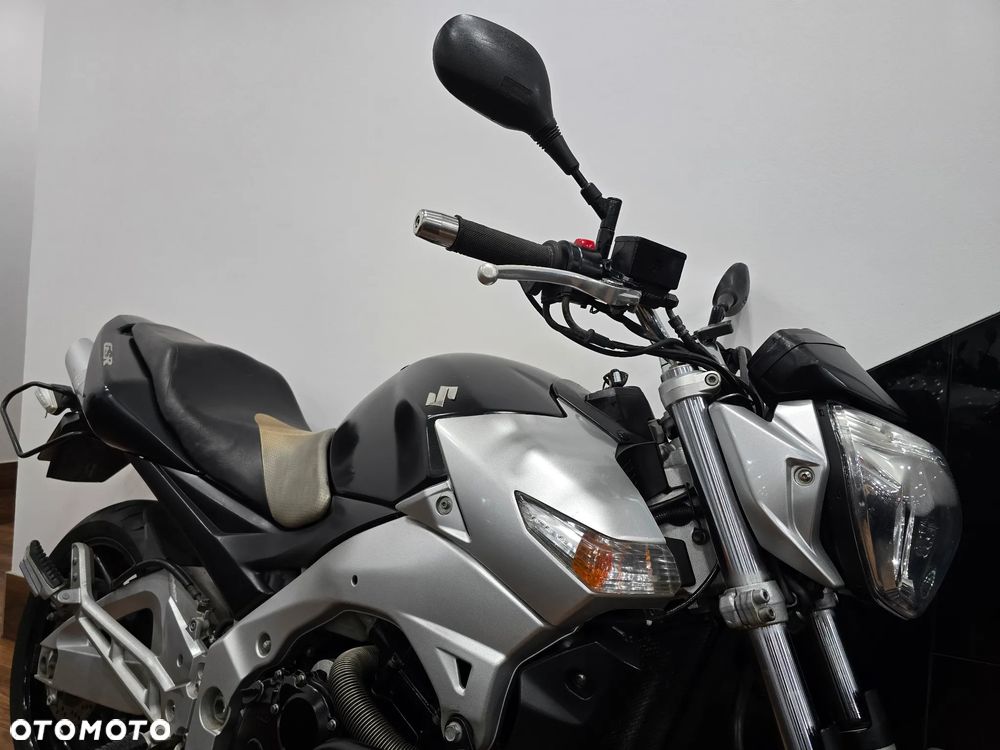 Suzuki GSR - 4