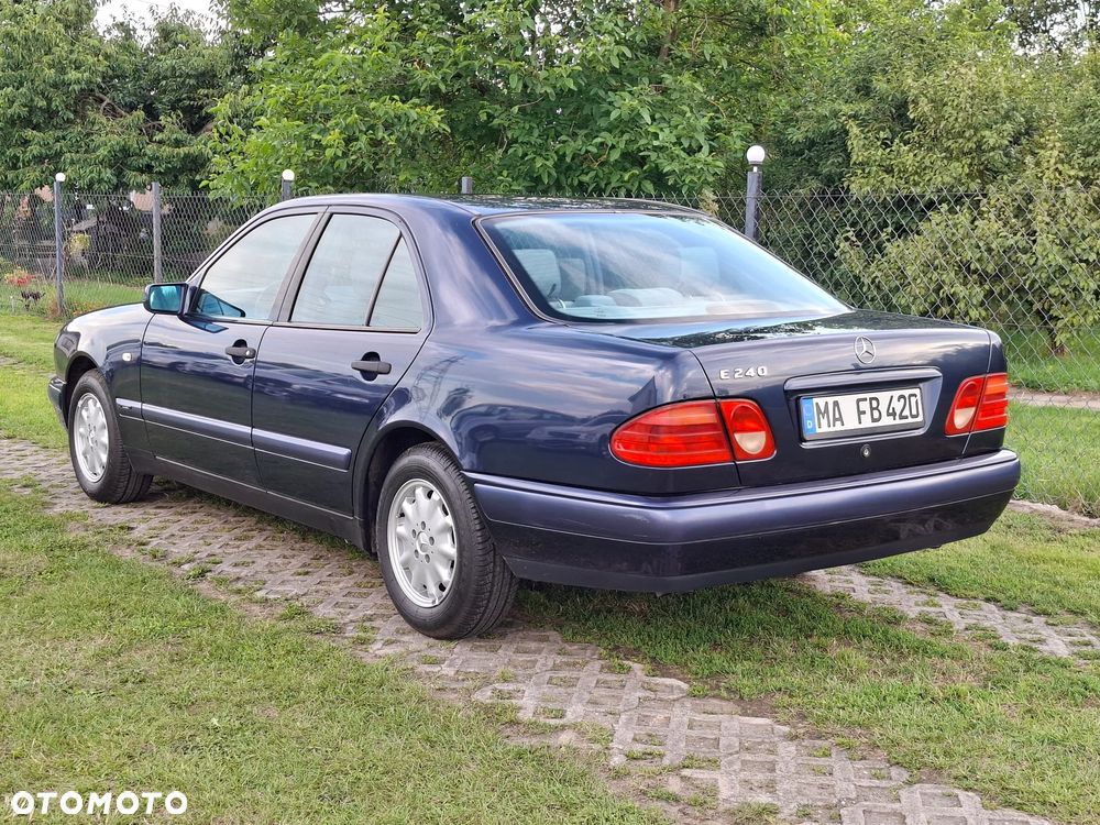 Mercedes-Benz Klasa E 240 Classic - 32