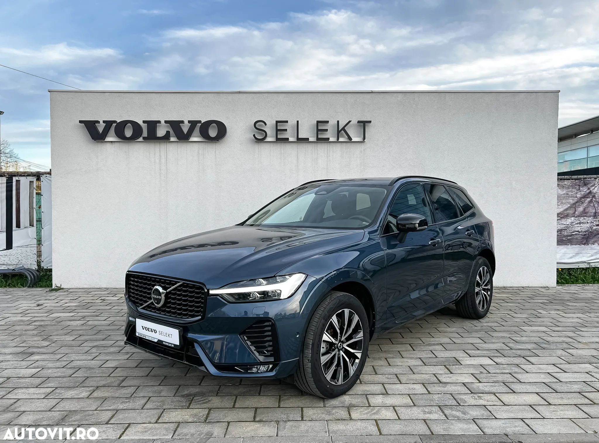 Volvo XC 60 B4 MHEV AT AWD Plus Dark - 1