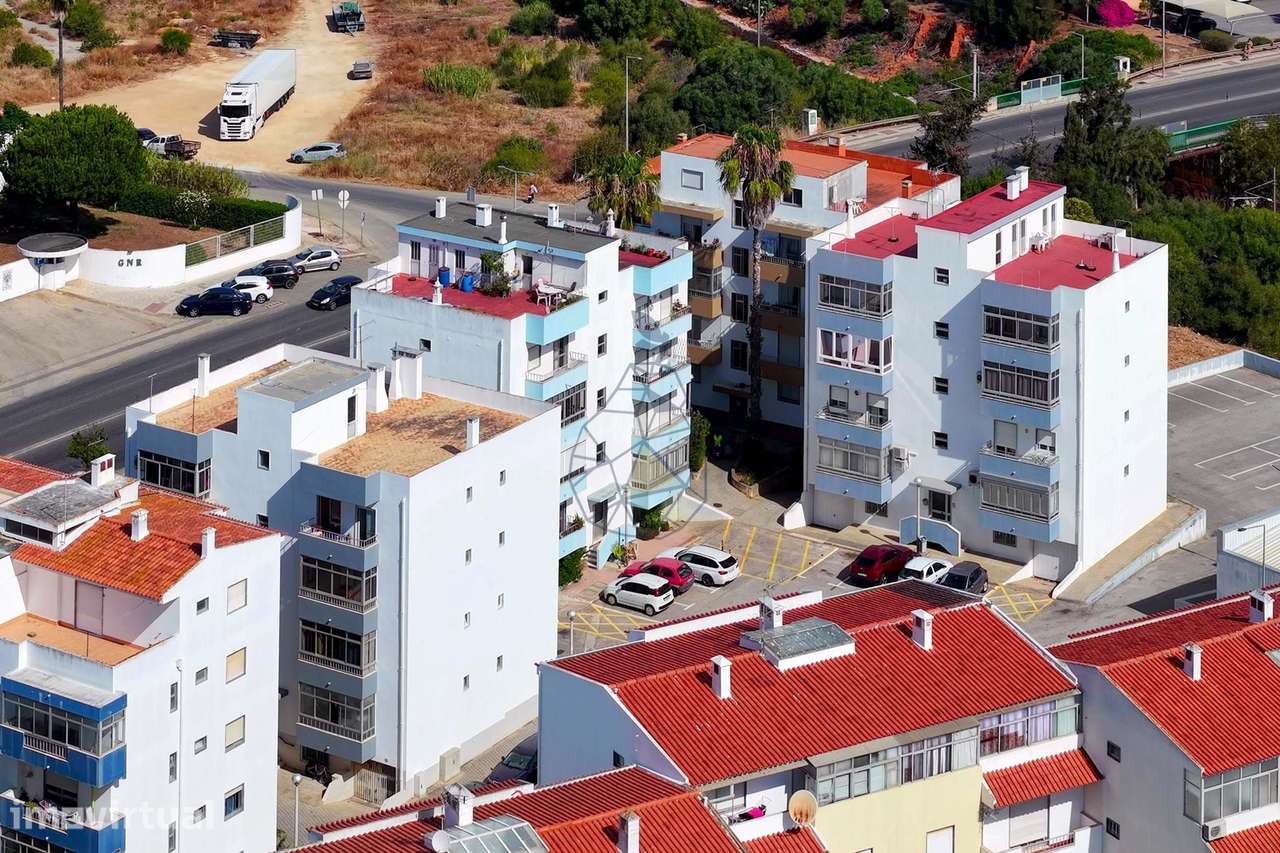 Apartamento T3 Mobilado e Remodelado com 2 casas de banho e Garagem em - Grande imagem: 2/47