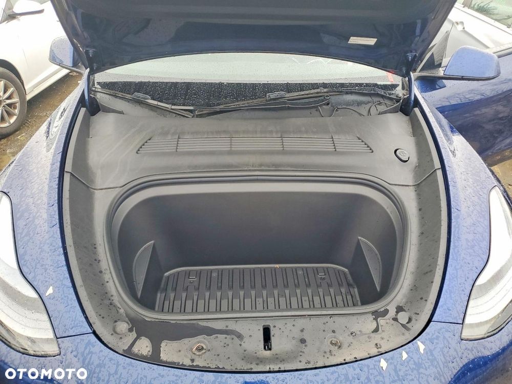 Tesla Model Y - 11