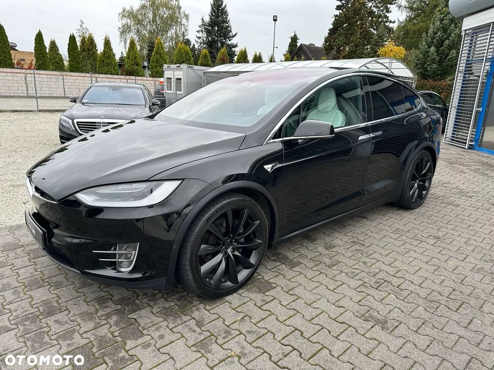 Tesla Model X - 8
