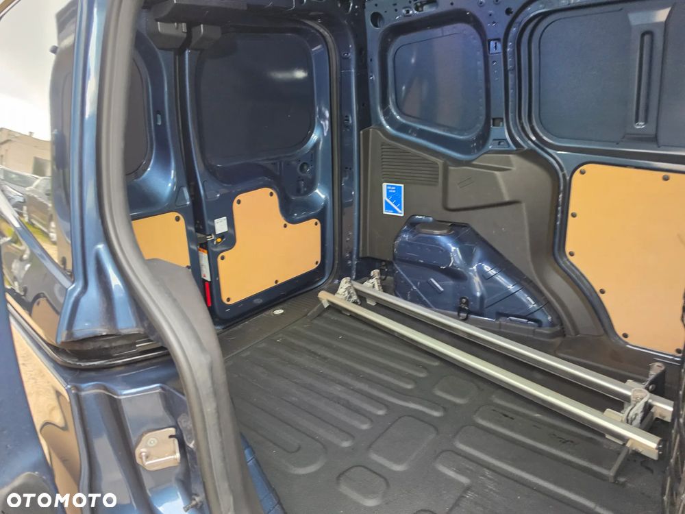 Ford Transit Courier - 17
