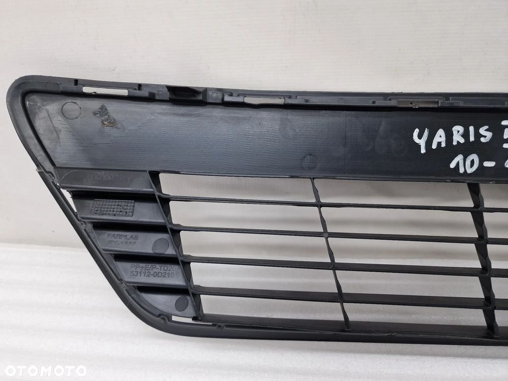 TOYOTA YARIS 3 III 11-14 KRATKA ŚRODKOWA ZDERZAKA PRZEDNIEGO , NR 53112-0D210 , NR AUKCJI K109 - 9