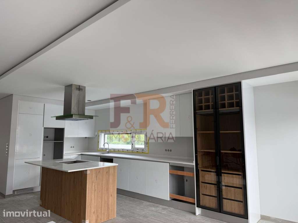 Geminada Duplex T4 Trés suites e Piscina Fernão Ferro - Grande imagem: 4/17