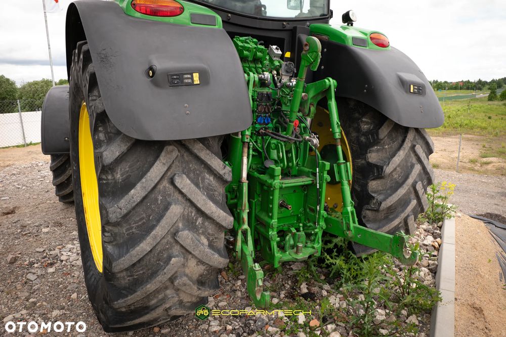 John Deere 6215R - 11