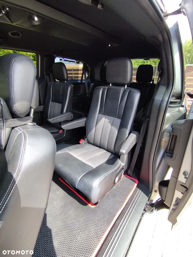 Chrysler Town & Country - 7
